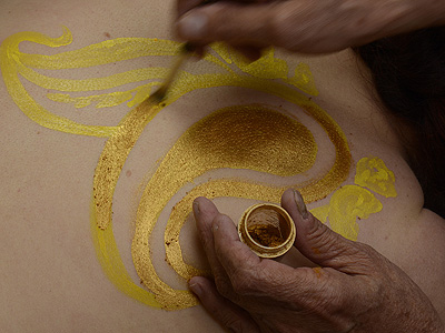 apply powder to create 'golden henna'