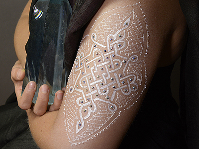 Complex pattern in 'white henna'
